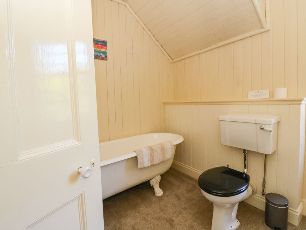A bathroom with a bathtub and a toilet at West House in Stanley