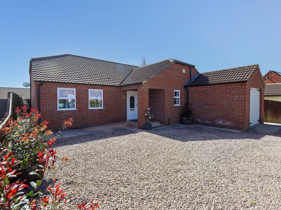 A house with a gravel front yard at Rowan Cottage in Boston
