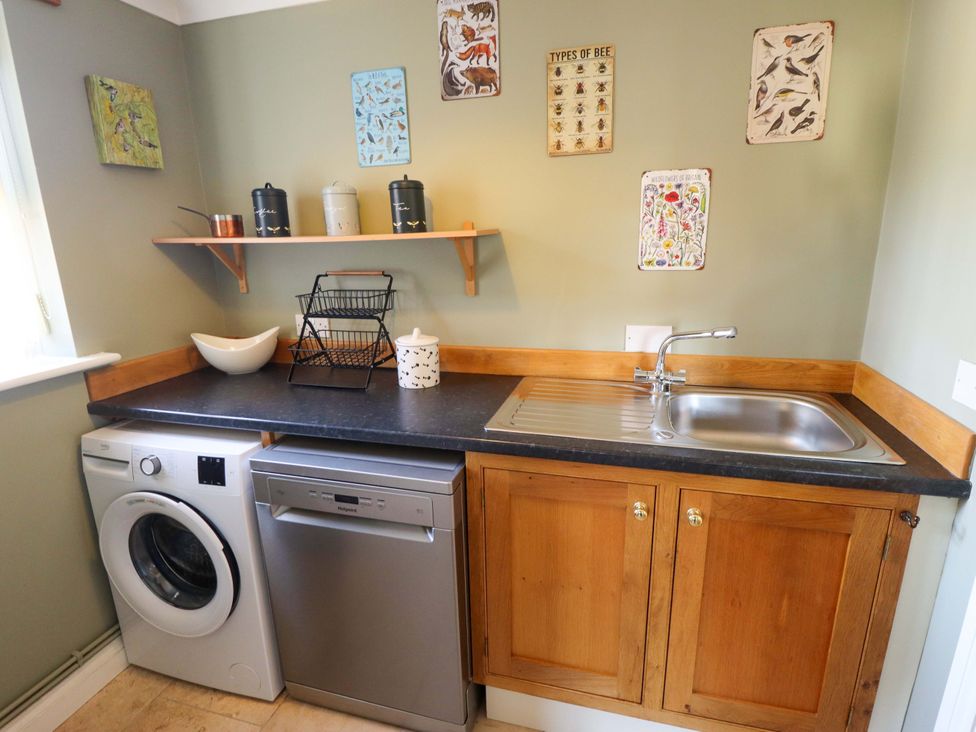 A utility room with a washing machine and dishwasher at Rowan Cottage in Boston