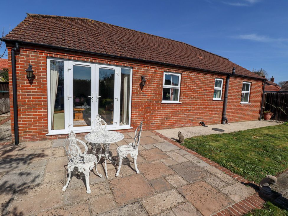 An outdoor area with a table and chairs at Rowan Cottage in Boston
