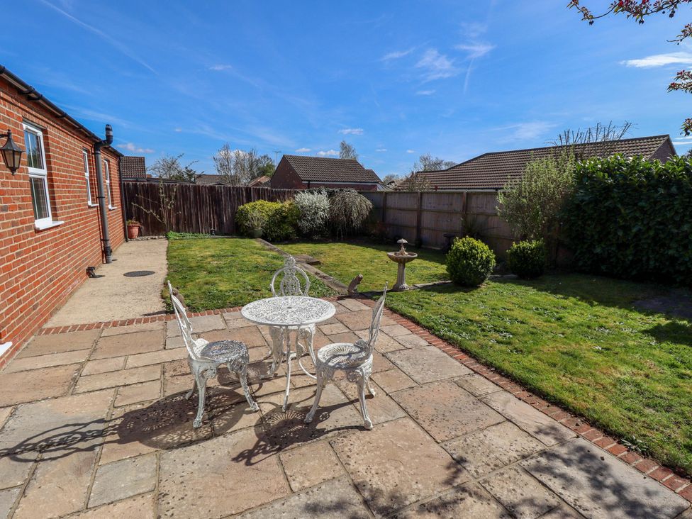 A garden with a table and chairs at Rowan Cottage in Boston
