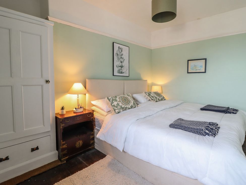A bedroom with a bed and wardrobe at Glanrafon
