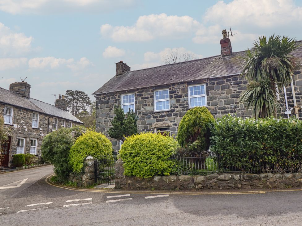 A stone house with a garden at Glanrafon 