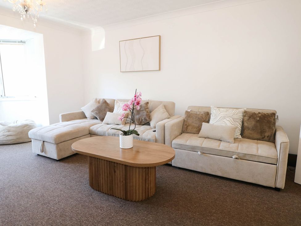 A living room with a sofa and a coffee table at 4 Atlantic Close in Southampton