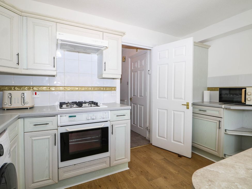 A kitchen with oven and gas stove at 4 Atlantic Close Southampton