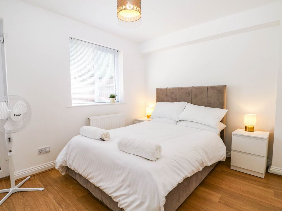 A bedroom with a double bed, bedside tables and lamps at 4 Atlantic Close in Southampton
