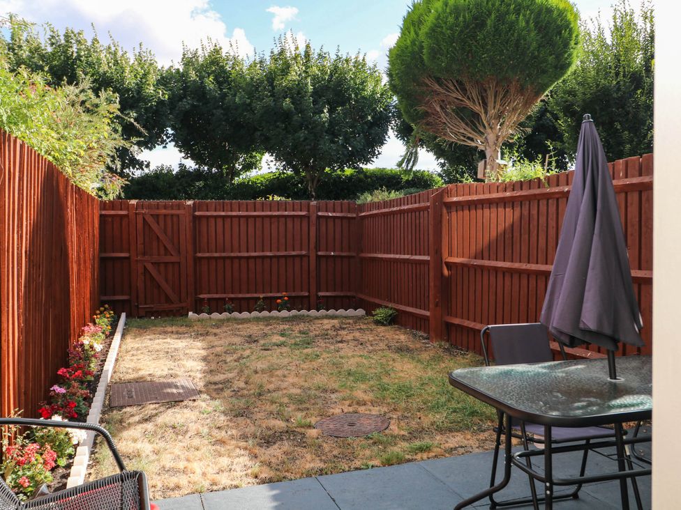 A garden with a table and chairs at 4 Atlantic Close in Southampton