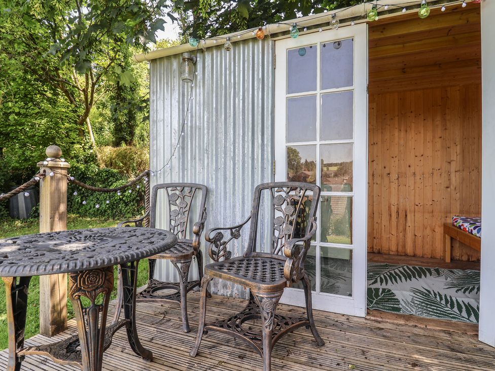 An outdoor area with a table and chairs at Tane in Winterborne Stickland