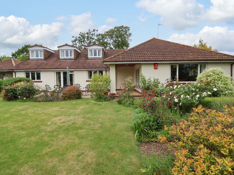 A house with garden and flowers at 26 Five Bells in Watchet