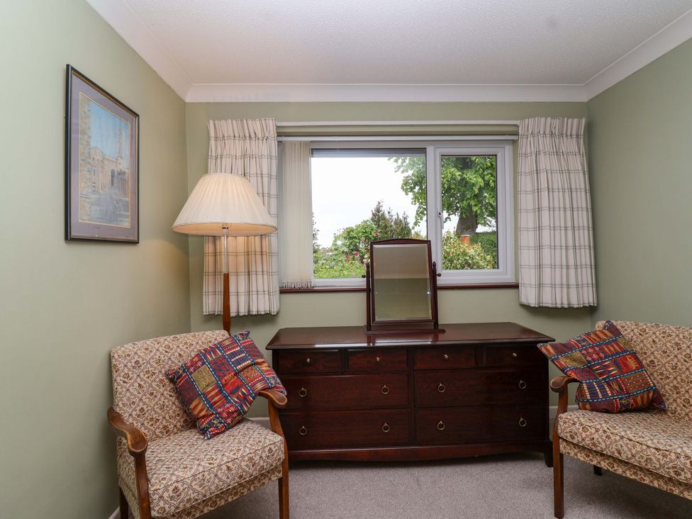 A snug with a lamp and two sofas at 26 Five Bells in Watchet
