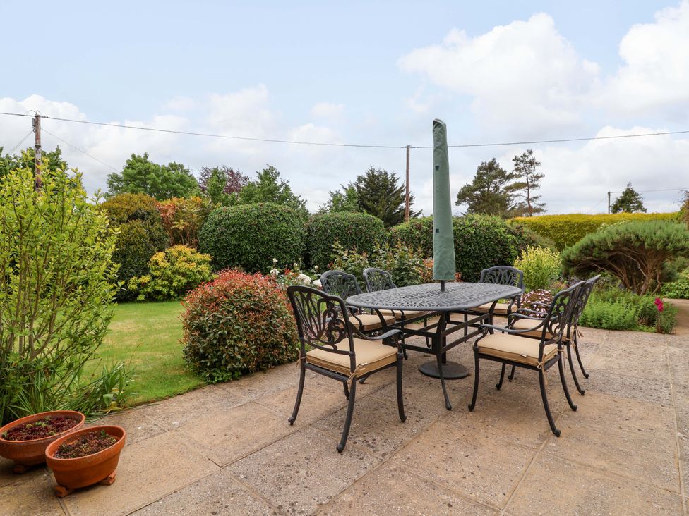 A garden with a table and chairs at 26 Five Bells in Watchet