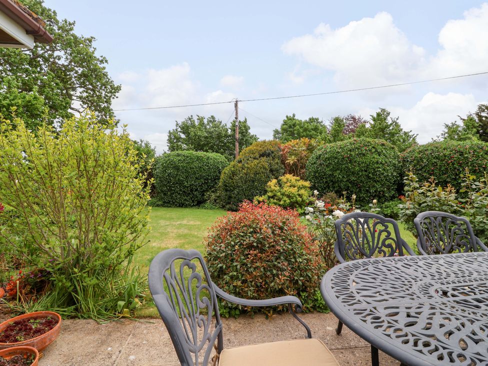 A garden with a table and chairs at 26 Five Bells in Watchet
