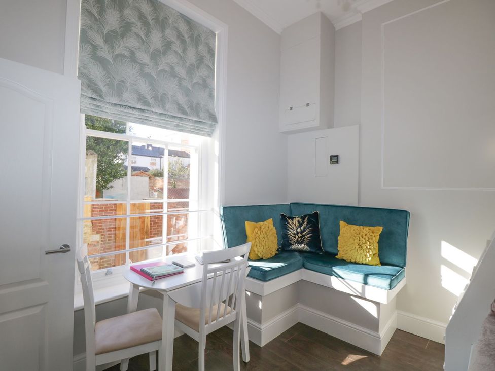 A dining area with a table and chairs at Hamilton's Studio in Ryde