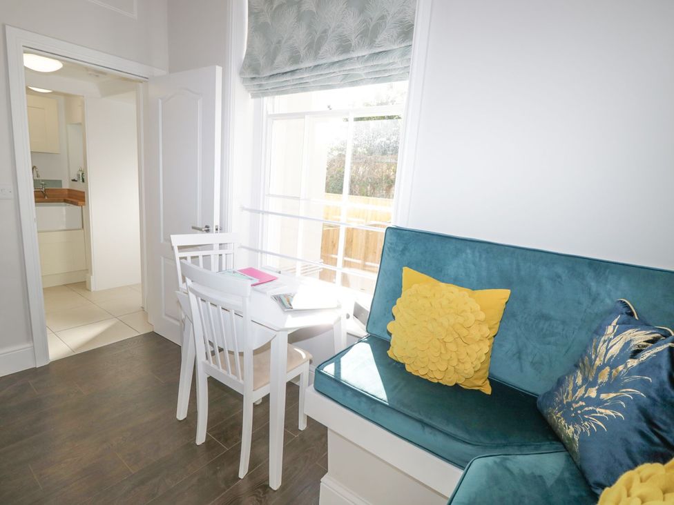 A dining area with a table and chairs at Hamilton's Studio in Ryde