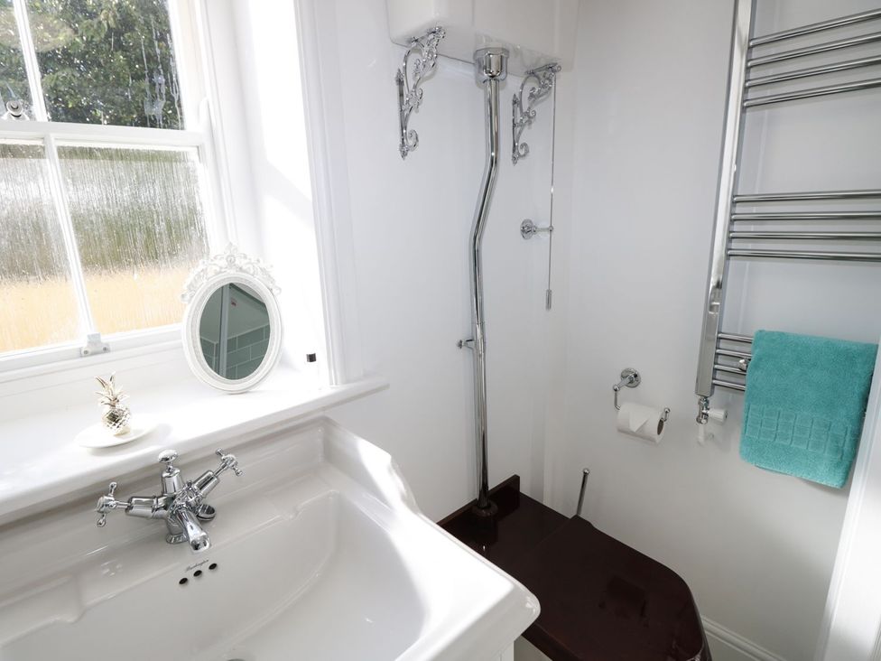 A bathroom with a sink and shower at Hamilton's Studio in Ryde