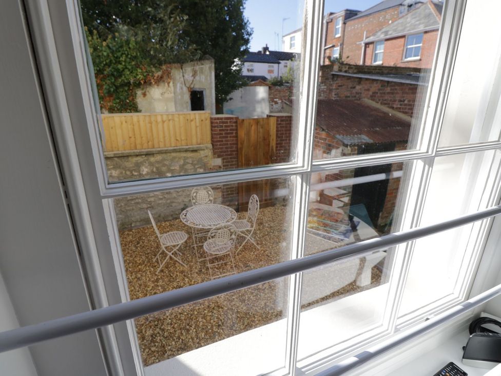 A garden view with table and chairs at Hamilton's Studio in Ryde