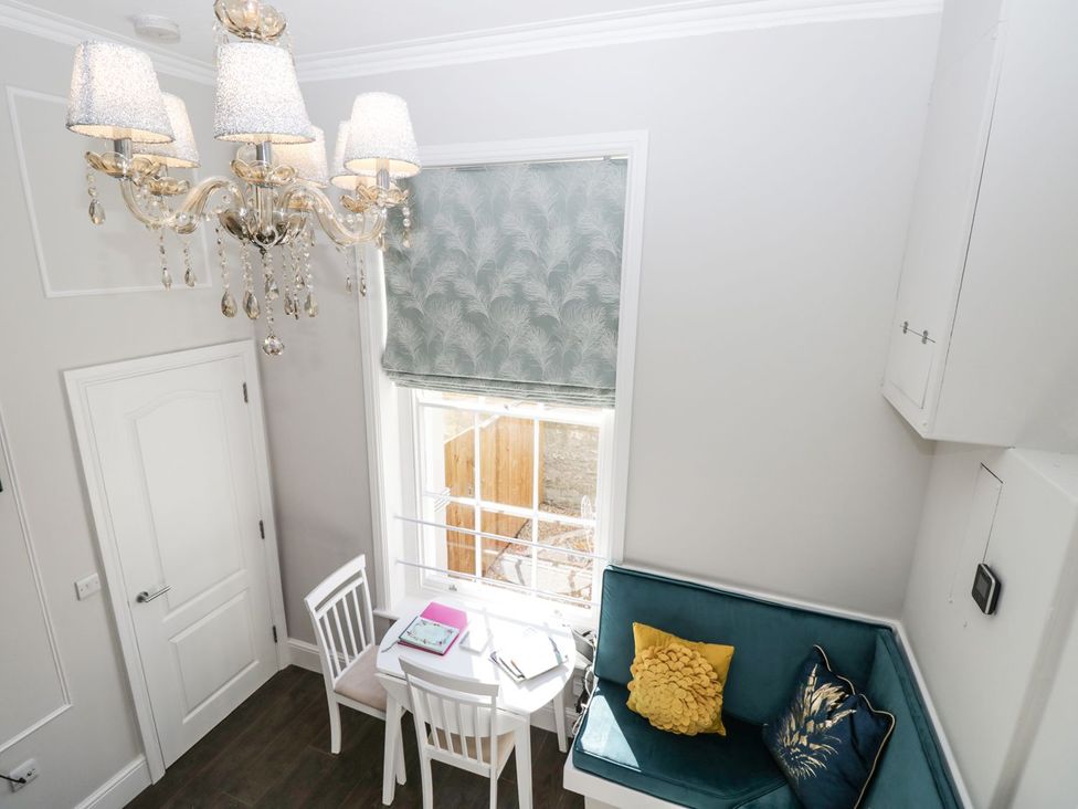 A dining room with a table and chairs at Hamilton's Studio in Ryde