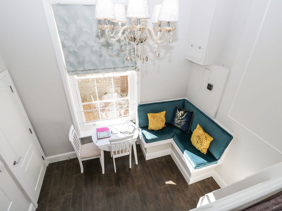 A dining area with a table and chairs at Hamilton's Studio in Ryde