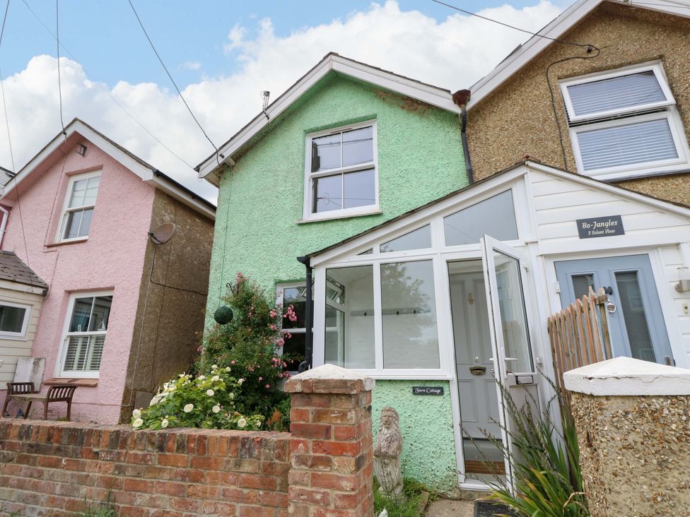 A green house with a front garden at Fern Cottage in Bembridge