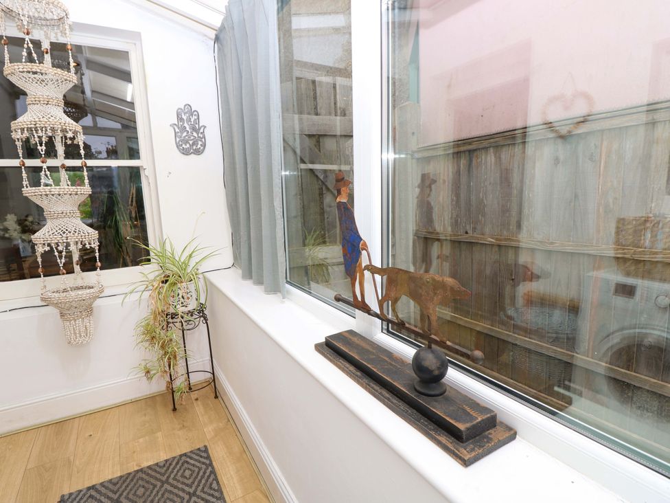 A conservatory with a window and decorative objects at Fern Cottage in Bembridge