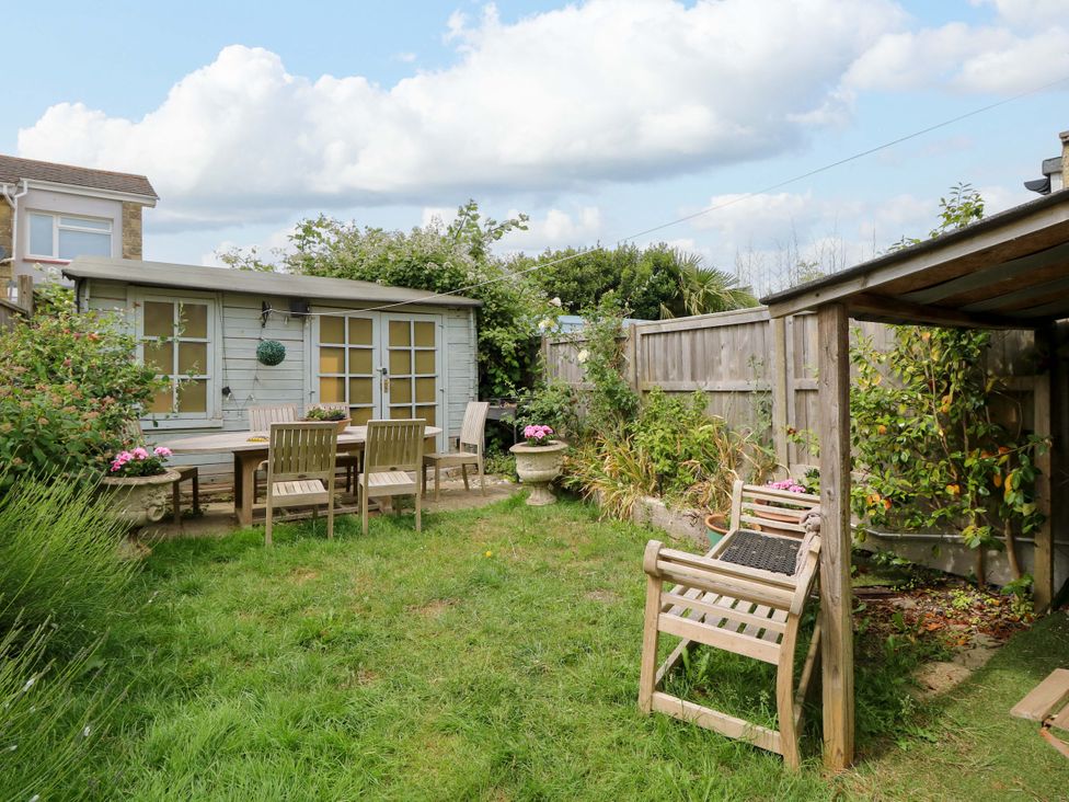 A garden with a table and chairs at Fern Cottage in Bembridge