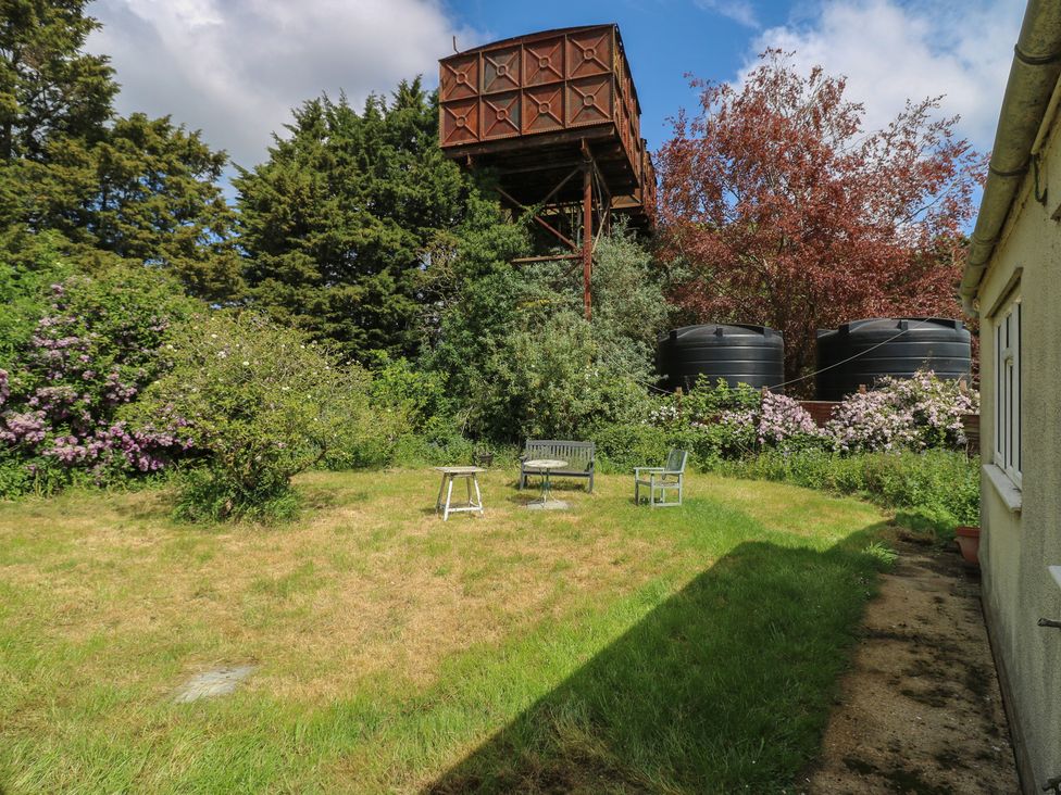 A garden with a bench and table at The Lodge in 