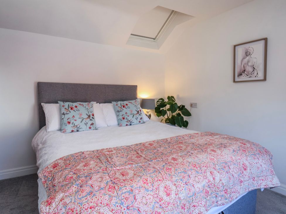 A bedroom with a bed and plant at 1 West Ville Mews in York