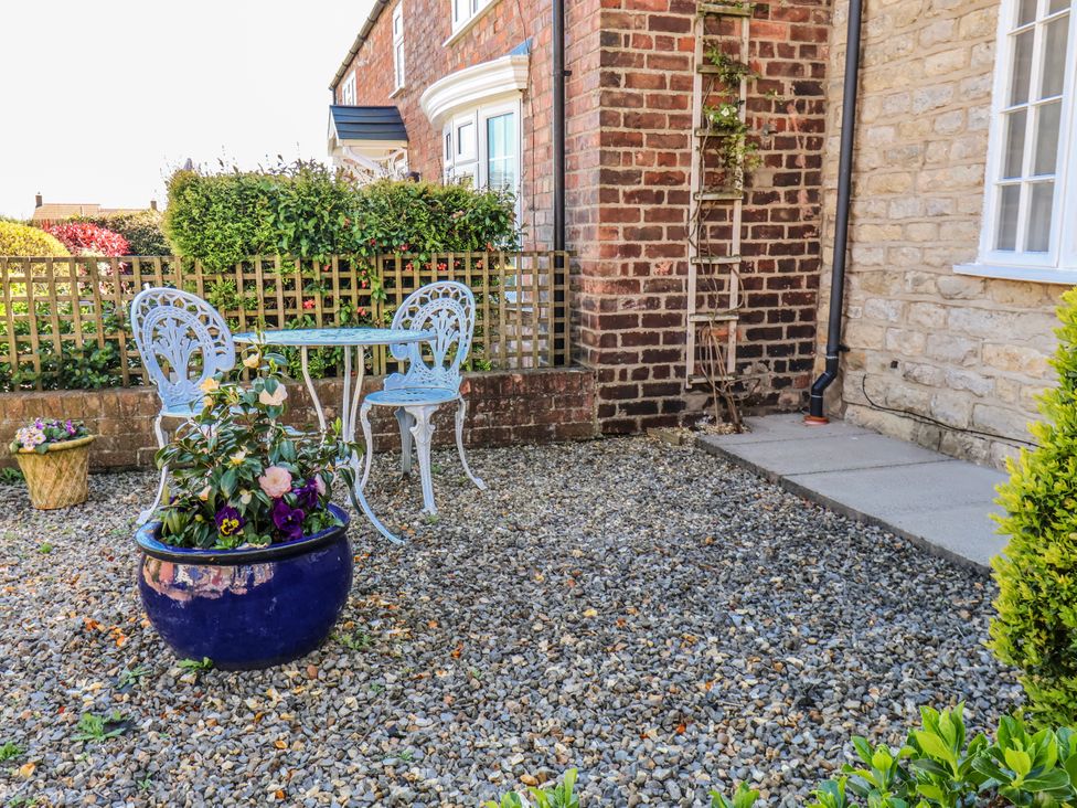 A garden area with a table and chairs at 1 West Ville Mews York