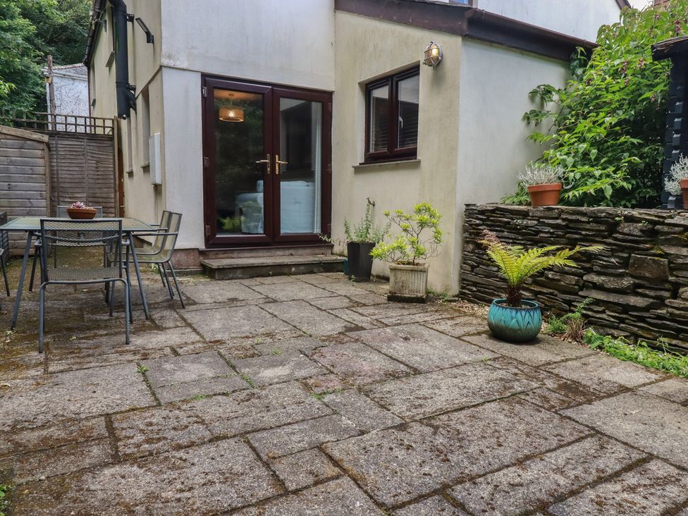 A garden with a table and chairs at Stowaway Cottage in Padstow