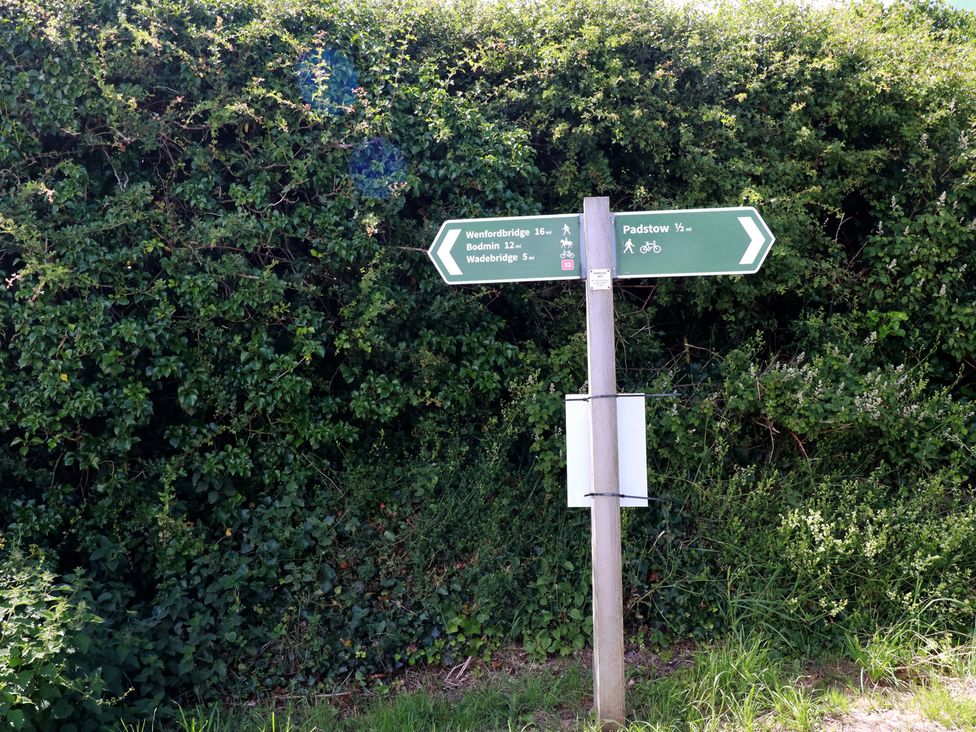 A signpost pointing towards Wenfordbridge, Bodmin, Wadebridge, and Padstow