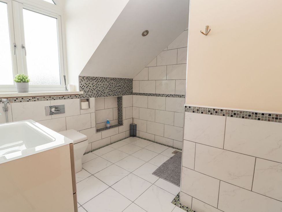 A bathroom with a bathtub and toilet at The Wendover in Abergele