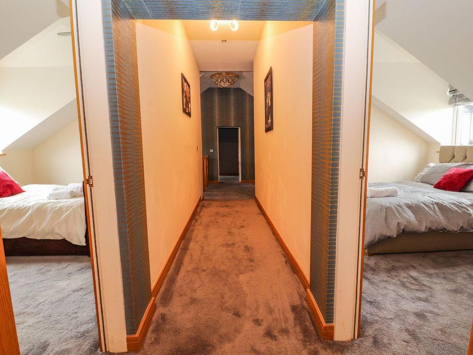 A hallway with two bedrooms on each side at The Wendover in Abergele