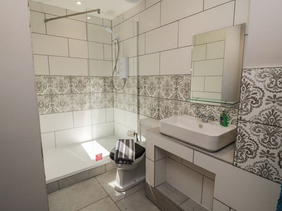 A bathroom with shower and sink at 1 bed in York