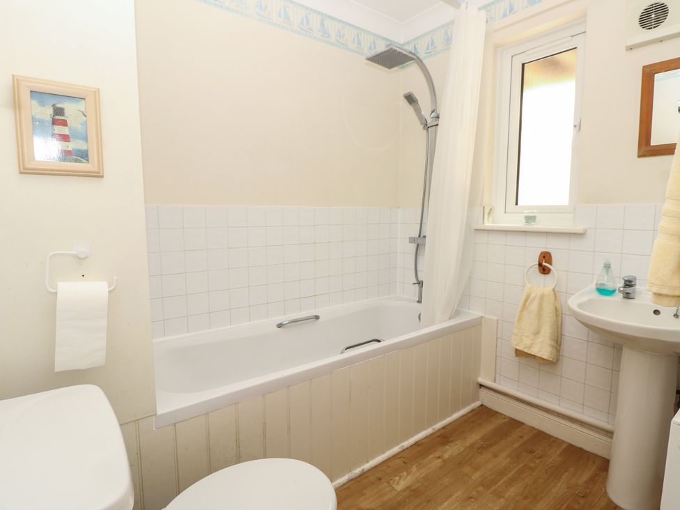 A bathroom with a bathtub and sink at Anchorage House in Seaview