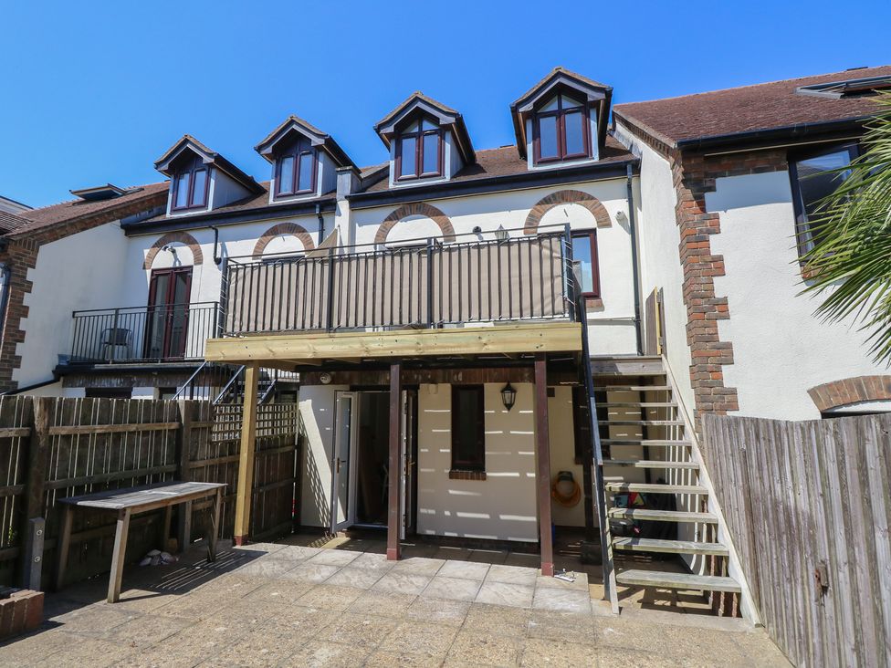 An outdoor area featuring a building facade with a balcony at Anchorage House Seaview