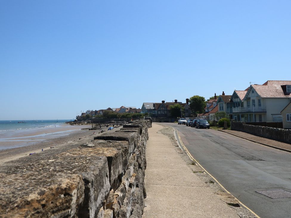 A view of houses along the beach at Anchorage House Seaview