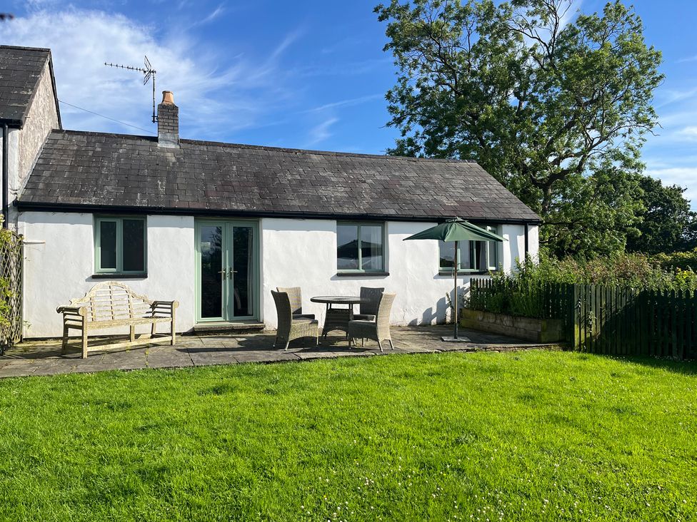 An outdoor area with seating and table at Wren Cottage in Cowbridge