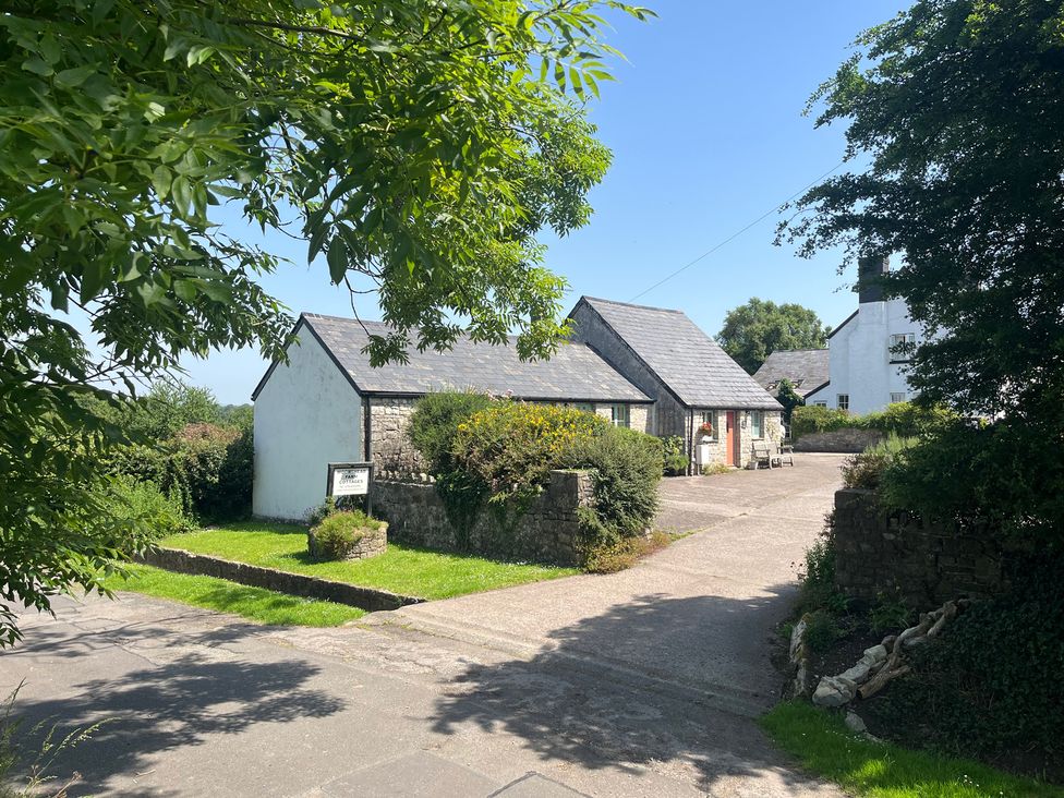 A house with a garden and driveway at Wren Cottage in Cowbridge