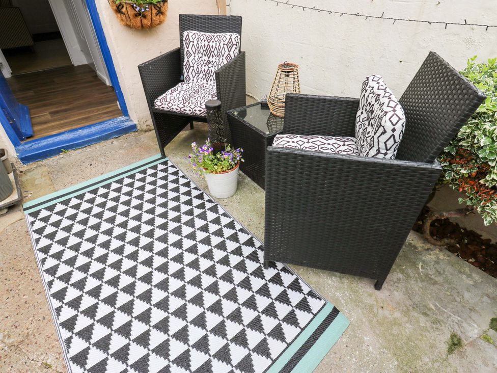 An outdoor seating area with chairs and a table at Saltaire House in Saltaire