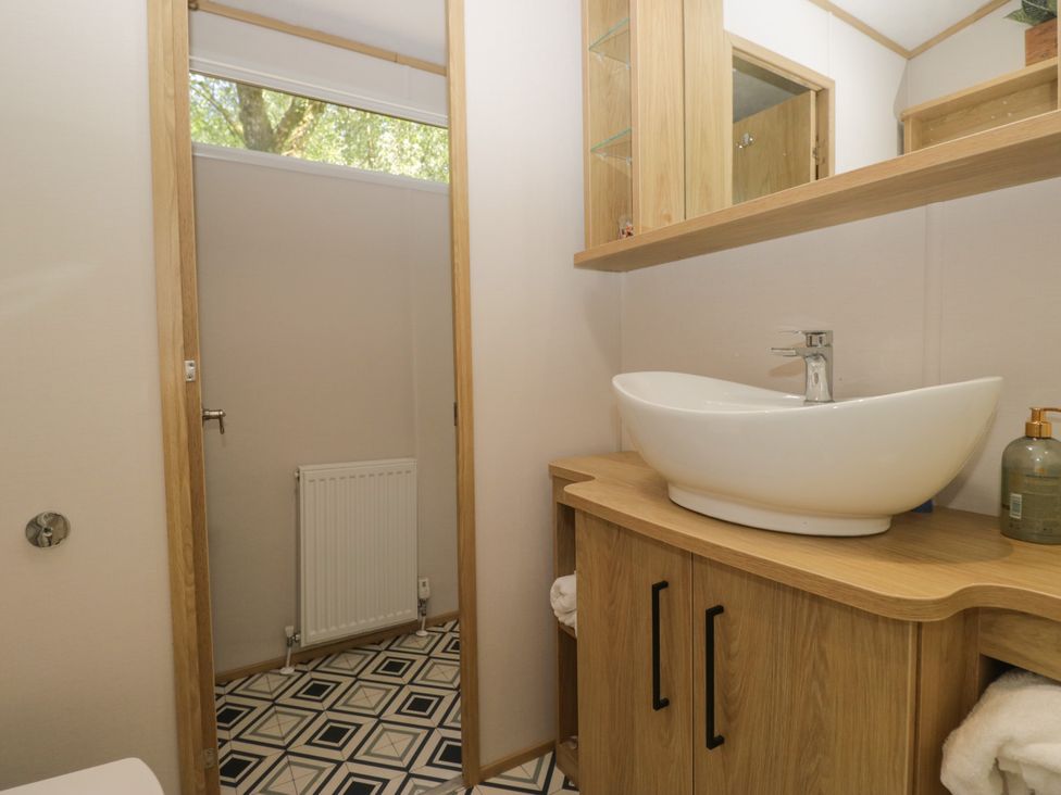 A bathroom with a sink and toilet at 51 Calgarth Park in Troutbeck