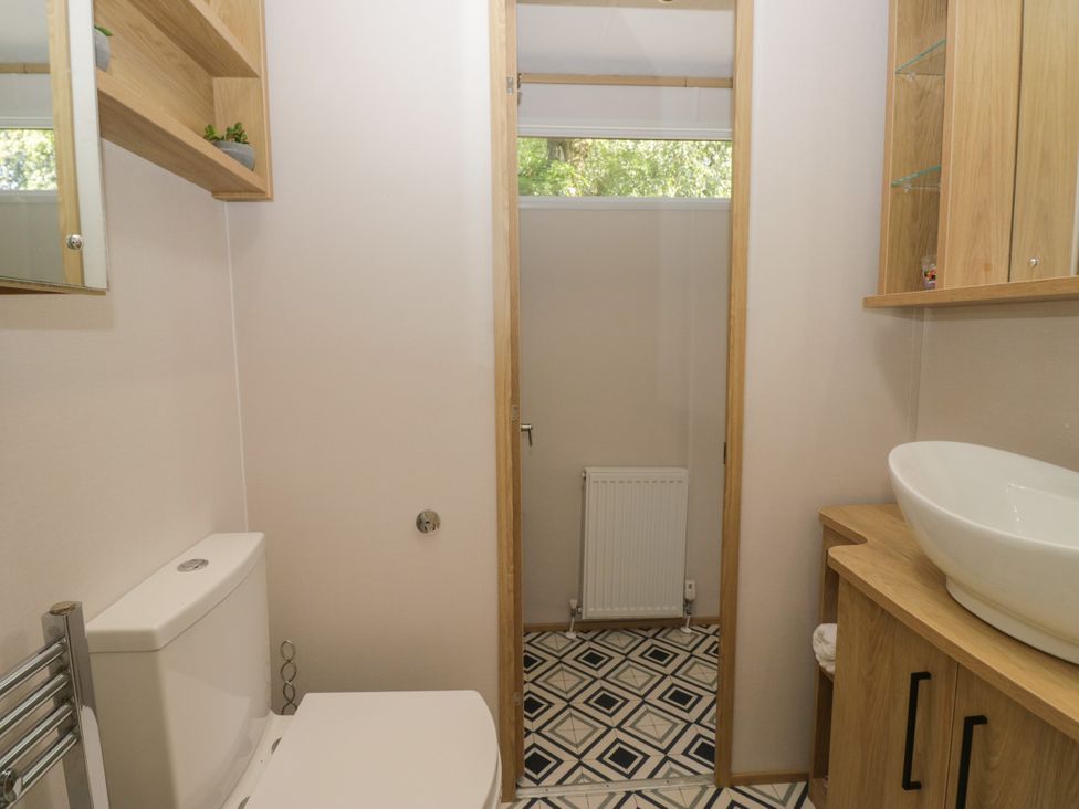A bathroom with a toilet and washbasin at 51 Calgarth Park, Troutbeck