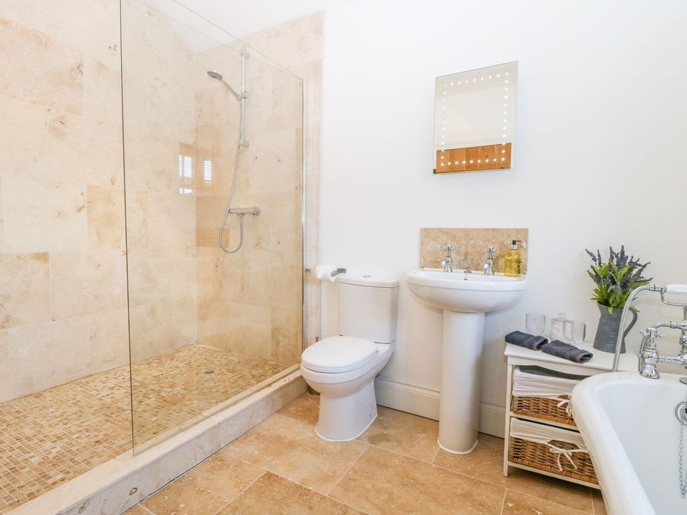 A bathroom with a shower, toilet, sink and bathtub at Tuft House in Hovingham