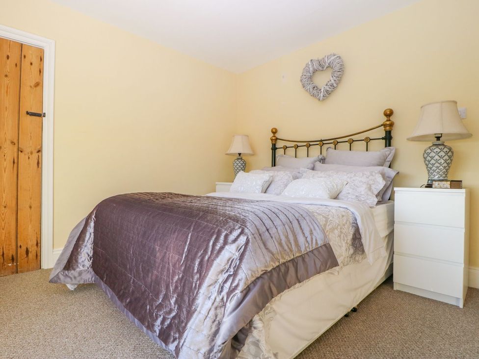 A bedroom with a bed and bedside tables at Tuft House in Hovingham