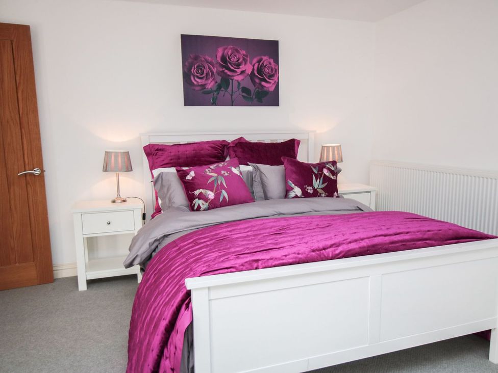 A bedroom with a bed and side tables at Tuft House in Hovingham