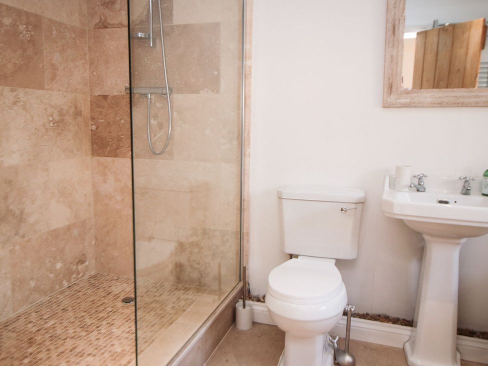 A bathroom featuring a shower, toilet, and sink at Tuft House in Hovingham