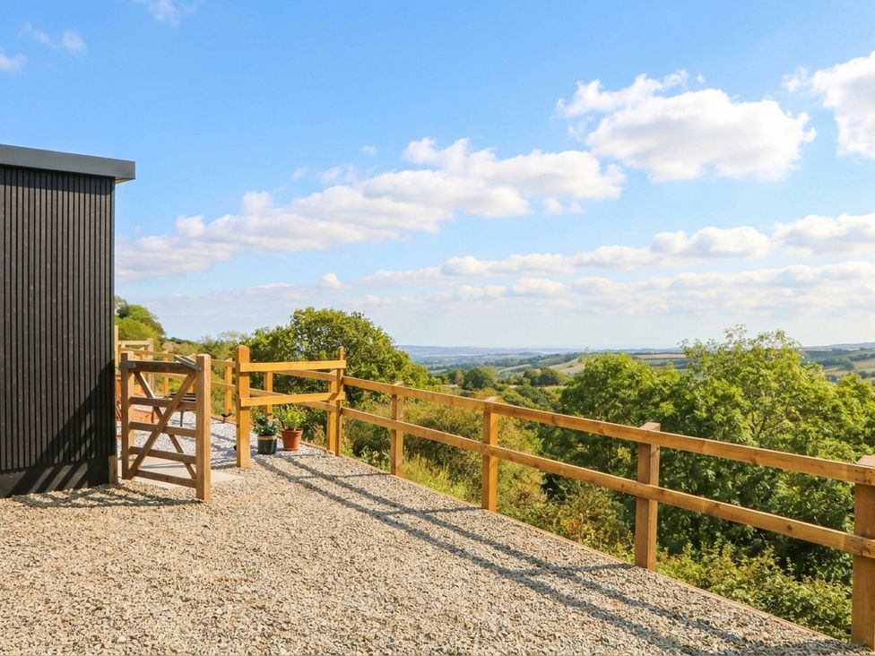 An outdoor area with gravel and fence at Little Folley in Whitestone near Tedburn St Mary