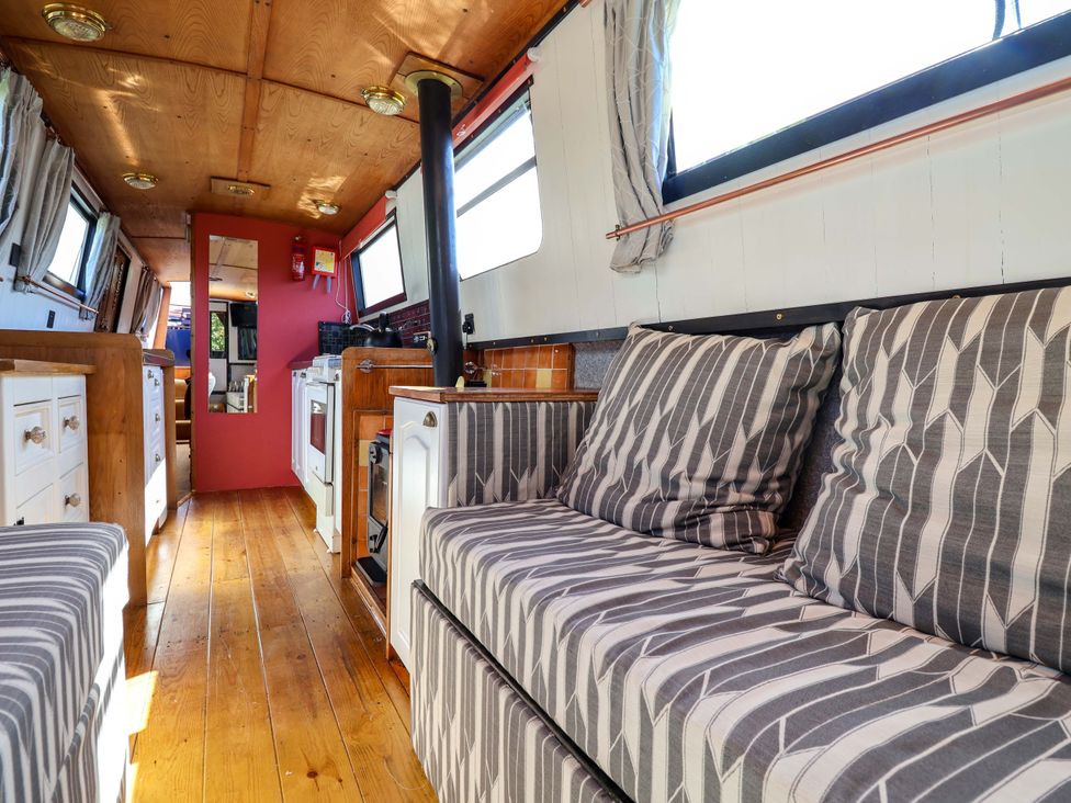 A living area with seating and kitchen area at Escape II in Oakwood Marina