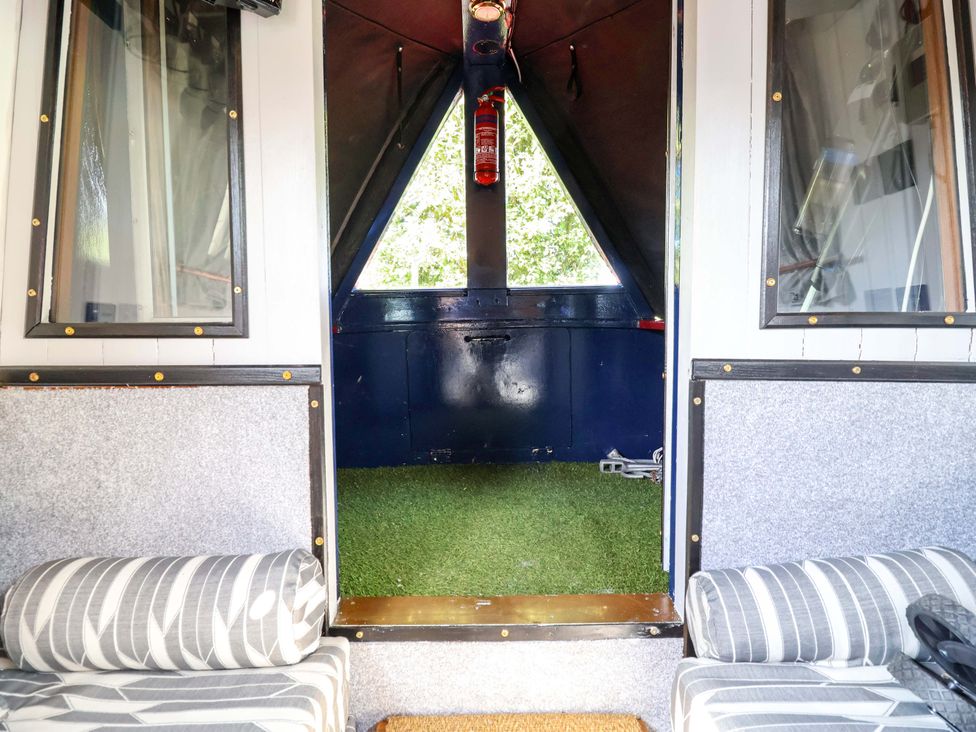 A room with a door and windows at Escape II Oakwood Marina