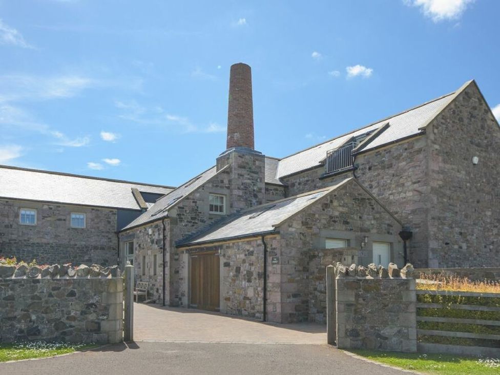 A building with a chimney and stone walls at The Chimney in Bamburgh