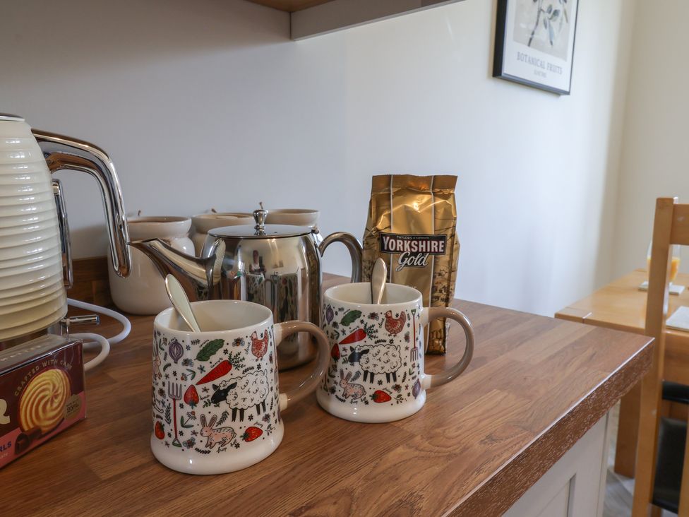 A kitchen with mugs and a kettle at Helmsley Cottage in Helmsley